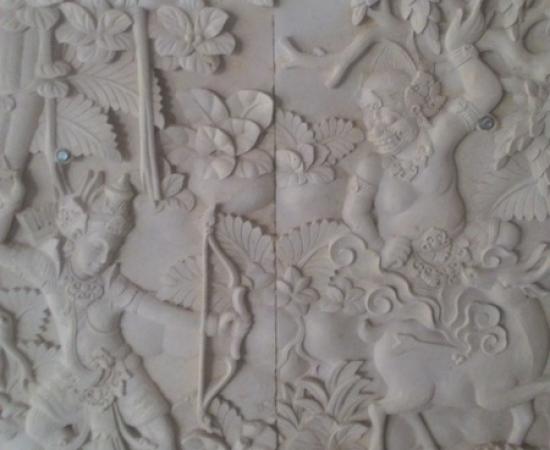 Relief Dinding Rumah Mewah Motif Pewayangan